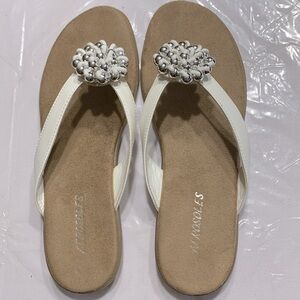 Aerosoles Vintage Women White Thong Leather Sandals Silver Beads Applique sz 9.5